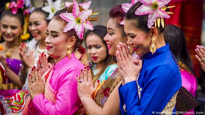 Thai wai greeting (Imago Images/ZUMA Press/J. Kurtz)