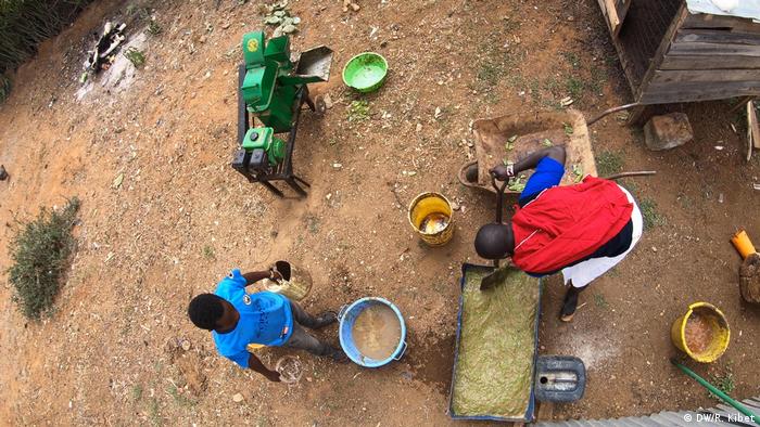 Francis Merenyi kümmert sich um seinen Biogas-Fermenter 