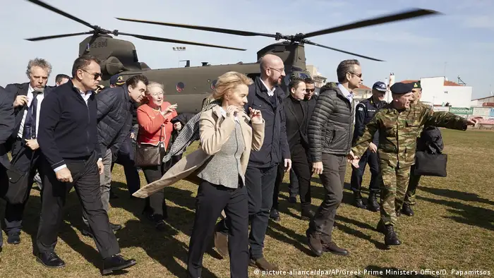 Türkisch-griechische Grenze - Ursula Von der Leyen (picture-aliance/dpa/AP/Greek Prime Minister's Office/D. Papamitsos)