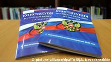 18.02.2020, Russland, Moskau: MOSCOW, RUSSIA - FEBRUARY 18, 2020: Pictured in this photo illustration are copies of the Constitution of the Russian Federation at the Russian State Library. The constitutional amendment group meets on February 20 to settle a date for the national vote day. On January 23, the Russian State Duma unanimously approved a draft law on constitutional amendments, proposed by the Russian President. Anton Novoderezhkin/TASS Foto: Anton Novoderezhkin/TASS/dpa |