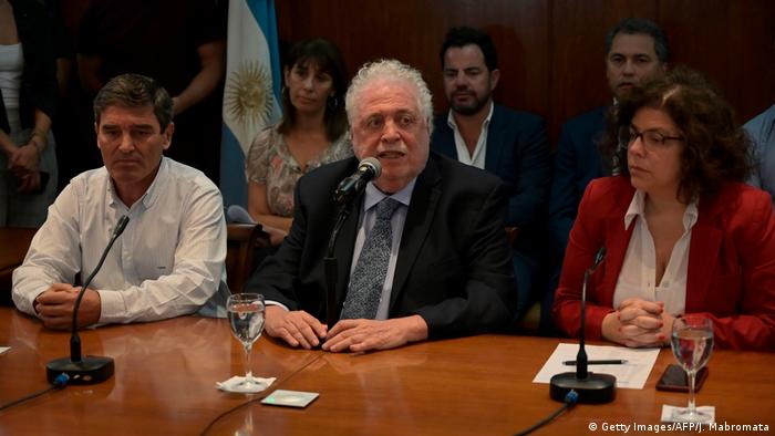 El ministro de Salud de Argentina, Ginés González García (al centro) en una foto de archivo durante una rueda de prensa el 03.03.2020.