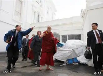 与奥巴马会晤后，达赖喇嘛走出白宫