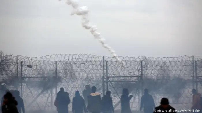 Türkei Tränengaseinsatz gegen Flüchtlinge an der Grenze zu Griechenland
