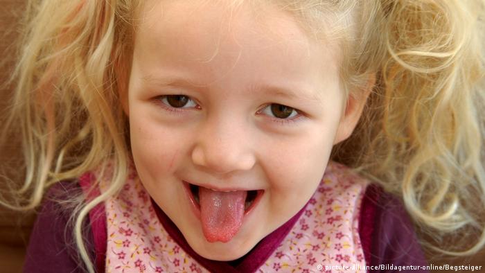 Una nena sacando la lengua.