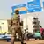Soldado anda nas ruas de Bissau