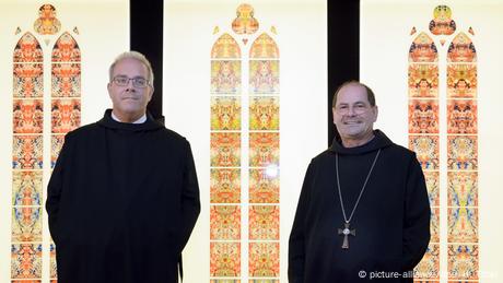 Tholey Abbey windows with two monks (picture-alliance/dpa/H. Tittel)