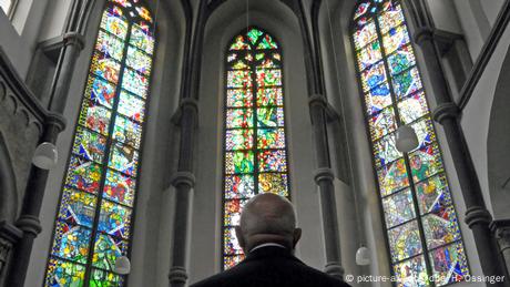 Stained glass windows at St. Andrew's Church, Cologne (picture-alliance/dpa/H. Ossinger)