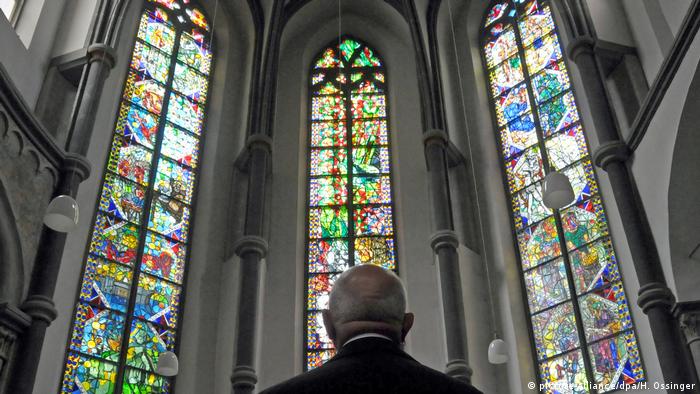 Stained glass windows at St. Andrew's Church, Cologne (picture-alliance/dpa/H. Ossinger)