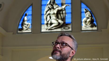  artist Michael Triegel and his stained glass windows (picture-alliance /dpa/H. Schmidt)