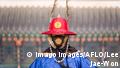 Coronavirus in Südkorea - Menschenleere Touristenattraktion Gyeongbokgung Palace Gyeongbokgung, Mar 4, 2020 : An official wearing a mask and a traditional guard uniform stands at Gyeongbokgung Palace in Seoul, South Korea. South Korea s COVID-19 caseload exceeded 5,600 on Wednesday. About 60 percent of confirmed cases have been linked to a branch of the Shincheonji religious sect in Daegu with a population of 2.5 million. PUBLICATIONxNOTxINxJPN 123713356