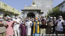 Indian Muslims wear masks and pray for the prevention of coronavirus during a special prayer after Friday prayers at a mosque in Ahmadabad, India, Friday, Jan. 31, 2020. India on Thursday reported its first case of the new type of coronavirus in a student who had been in Wuhan as China counted 170 deaths from the new virus. (AP Photo/Ajit Solanki) |