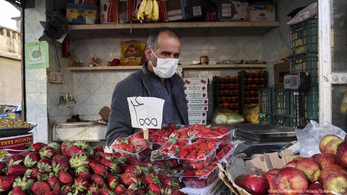 Iran | Corona-virus: Händler mit Gesichtsmaske in Shiraz