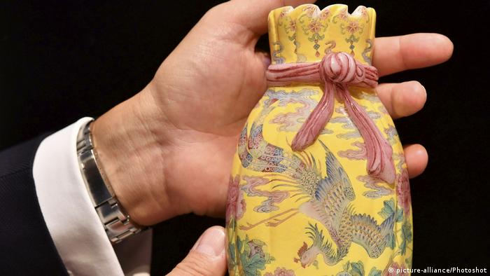 China Hongkong Sotheby´s Glasvase aus der Qing-Dynastie