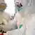 Сотрудники китайской лаборатории тестируют кровь на наличие коронавируса 