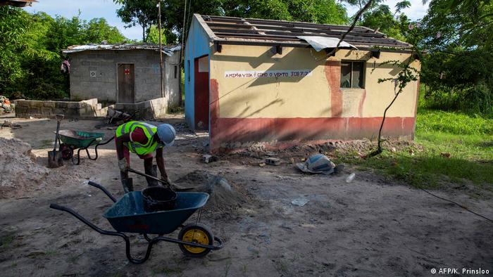 Mosambik Dondo | 1 Jahr nach Zyklon Idai | Reparaturarbeiten