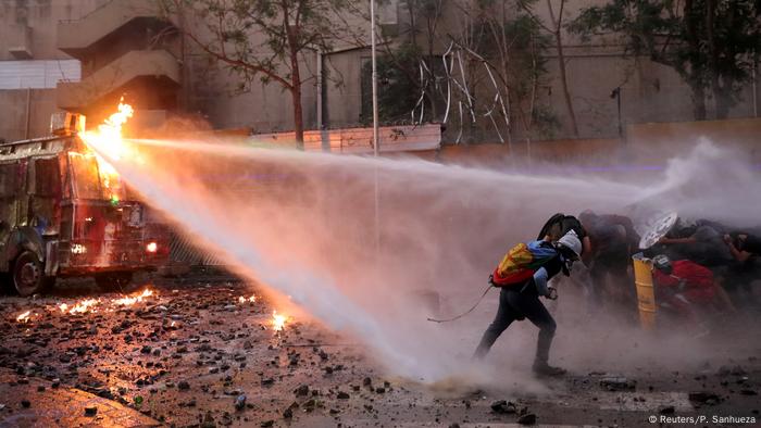 Protestas en Santiago de Chile: la Policía lanza agua a manifestantes.