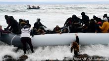 29.02.2020, Griechenland, Skala Sikaminias: Migranten an Bord eines Beibootes erreichen die griechische Insel Lesbos, nachdem sie die Ägäis von der Türkei aus überquert haben. Griechenland wird weiter die Grenze Europas zur Türkei verstärkt überwachen und illegale Einreisen in die EU verbieten. Foto: Michael Varaklas/AP/dpa +++ dpa-Bildfunk +++ |