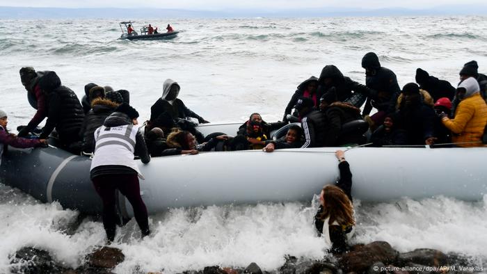 Griechenland: Migranten im Schlauchboot erreichen die Küste der Insel Lesbos