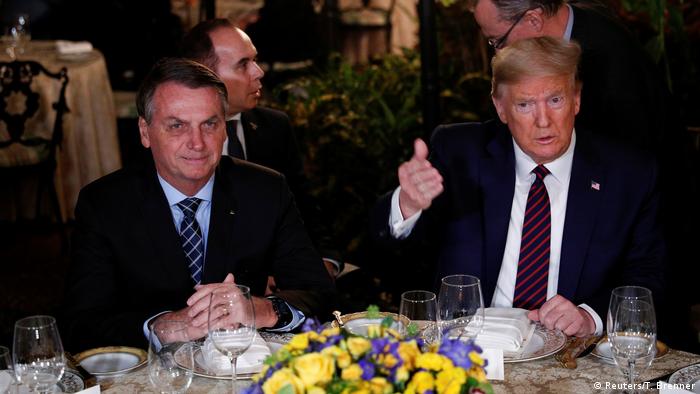 Președintele Donald Trump alături de omologul brazilian Jair Bolsonaro în timpul unei cine de lucru la Mar-a-Lago Resort, Palm Beach, Florida