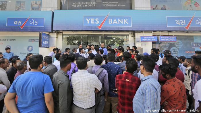 Indien Ahmedabad Schlange vor Yes Bank Filiale (picture-alliance/AP Photo/A. Solanki)