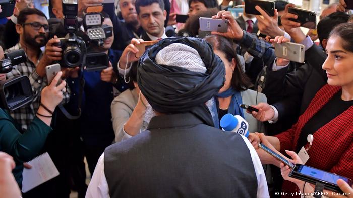 ​​وصلت حسرت نظیمی (راست) در کنفرانس خبری یکی از سران طالبان در دوحه 