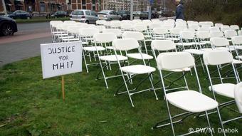 Родственники погибших установили пустые стулья перед посольством РФ в Нидерландах перед началом судебного процесса 