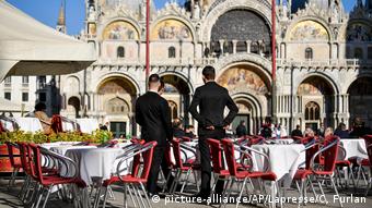 Καφέ με τραπεζάκια έξω στην Ιταλία Καφέ με τραπεζάκια έξω στην Ιταλία