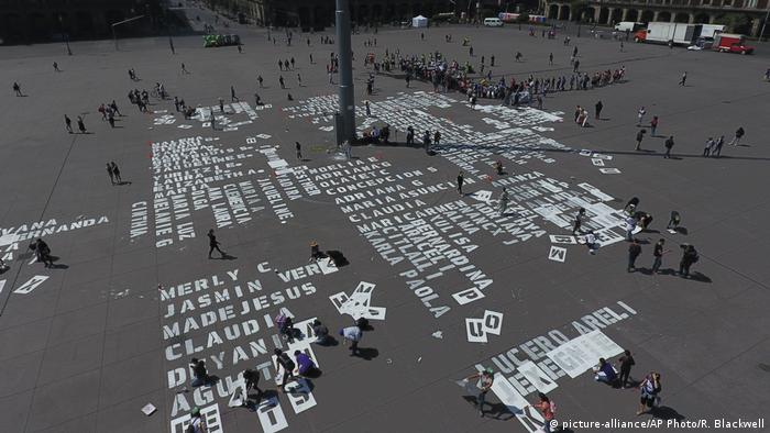 Un grupo de mujeres pintó en el suelo del Zócalo los nombres de las mujeres que fueron asesinadas recientemente (08.03.2020)
