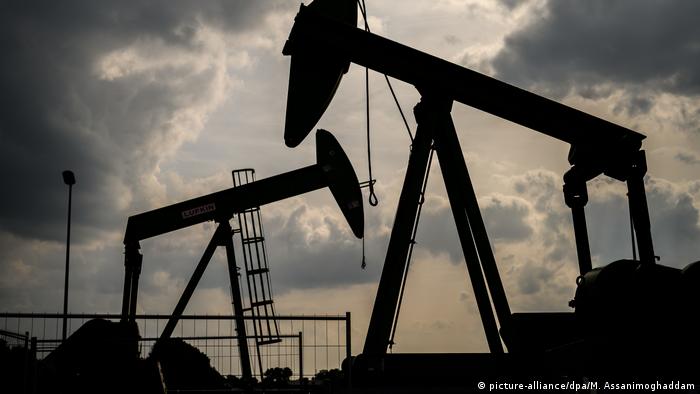 Добыча нефти в нефтяном месторождении Эмлиххайм в федеральной земле Нижняя Саксония, Германия 