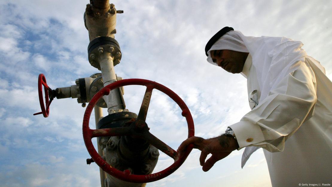 Homem ao lado de tubulação de gás natural no Bahrein.