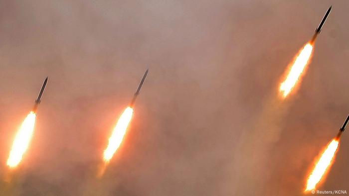 Lanzamiento de misiles en marzo de 2020 desde una base norcoreana durante una inspección del líder supremo Kim Jong-un en una imagen facilitada por la agencia oficial KCNA.