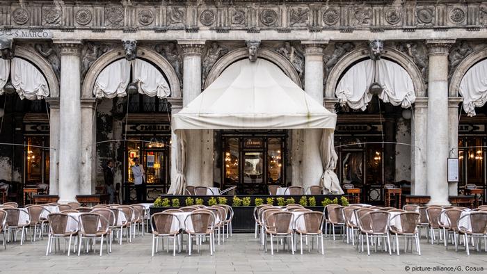 Coronavirus - Italien - Leere Stühle vor Café Coronavirus - Italien - Leere Stühle vor Café