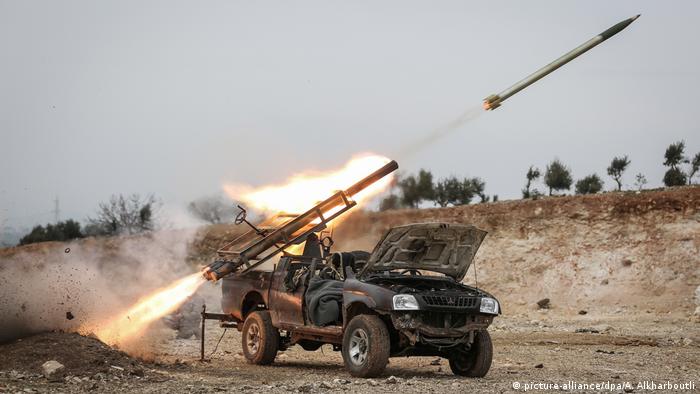 Türkiye destekli Suriyeli savaşçıların fırlattığı bir roket