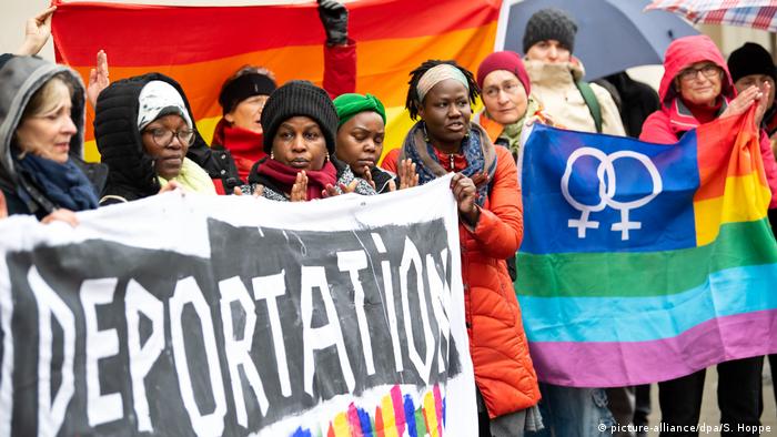 Manifestation en soutien à une demandeuse d'asile lesbienne d'Ouganda