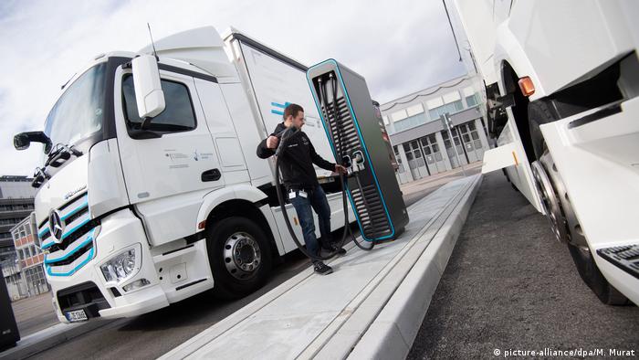 Терминал быстрой зарядки электрогрузовиков на заводской территории компании Daimler Truck в Штутгарте
