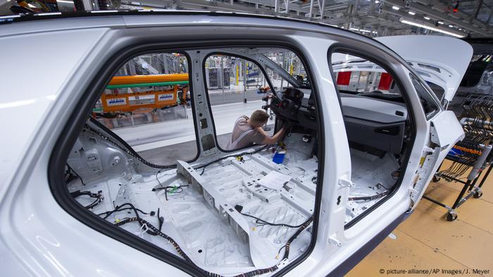 Un empleados trabajando en una fabrica automotriz. 