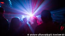 ARCHIV - 27.08.2016, Berlin: Menschen tanzen in einem Club. Buchmessen, Clubnächte, Kunstmärkte - die Ausbreitung des neuen Coronavirus schlägt eine Schneise auch durch das kulturelle Leben. (zu ««Im Supermarkt gefährlicher» - Kulturbranche kämpft mit Coronavirus») Foto: Sophia Kembowski/dpa +++ dpa-Bildfunk +++ | Verwendung weltweit