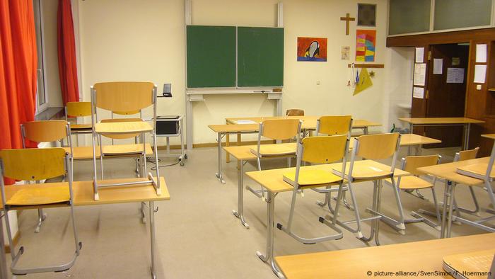 Un salón de clases vacío. 