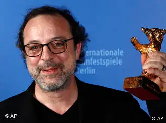 Regisseur Semih Kaplanoglu hält einen Goldenen Bären hoch (Foto: Fabrizio Bensch, Pool)