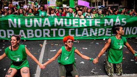 Argentinien Demo am Frauentag für legale Abtreibung und gegen Gewalt an Frauen