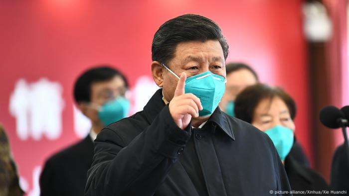 Chinas Präsident Xi Jinping mit Nase-Mund-Maske hebt den Zeigefinger