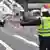 Полицейский останавливает автомобили на перевале Бреннер с австрийской стороны