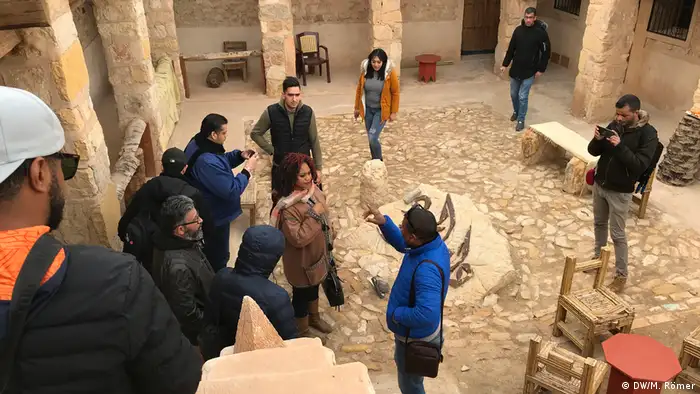 360° videos supposedly show stories from all perspectives but journalists have to remain true to the principles of their craft. Which panoramic view should they show? Who should they interview? Participants do research and prepare interviews while touring an old site in Kebili. (DW/M. Römer)