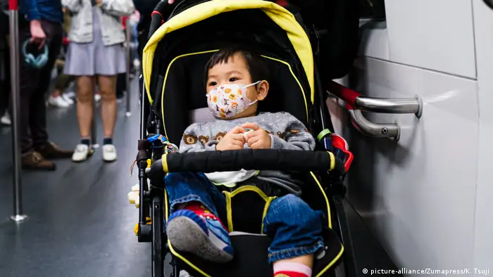 China Hongkong Coronavirus Kind mit Mundschutz