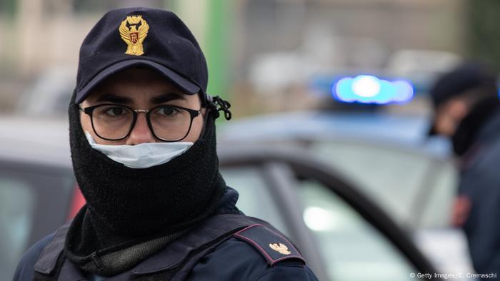 Un policía italiano con una máscara de respiración.