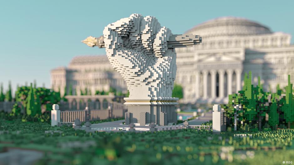 Screenshot aus dem Computerspiel Minecraft, das im Hintergrund die Uncensored Library zeigt, eine in Klötzchenoptik gestaltete Bibliothek. Im Vordergrund umgreift eine Faust einen Füller - auch dies in Klötzenoptik