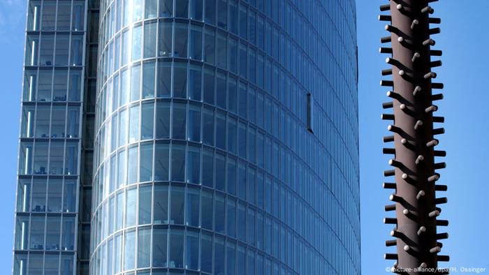 er 90 Meter hohe Glasturm des Bürogebäudes Gap 15 in der Düsseldorfer Innenstadt (l) und die Lichtsäule des Künstlers Günther Uecke (picture-alliance/dpa/H. Ossinger)
