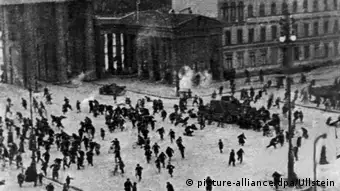 Une fusillade derrière la porte de Brandebourg à Berlin fait douze morts lors du retrait des troupes après le putsch de Kapp