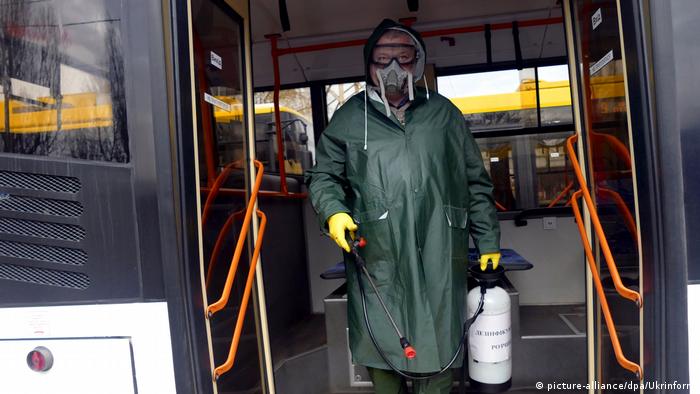 Дезінфекція міського автобусу з метою запобігання поширенню коронавірусу