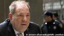 ARCHIV - 13.01.2020, USA, New York: Harvey Weinstein, ehemaliger Filmproduzent aus den USA, kommt in einem Gerichtsgebäude in Manhattan zur Auswahl der Geschworenen in seinem Prozess an. (zu dpa «Mit «Gefängnis-Berater» - Weinstein wird Strafmaß verkündet») Foto: Mark Lennihan/AP/dpa +++ dpa-Bildfunk +++ |